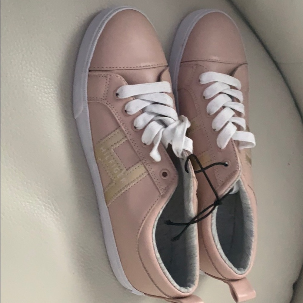 Comfortable Tommy Hilfiger shoes look fairly new